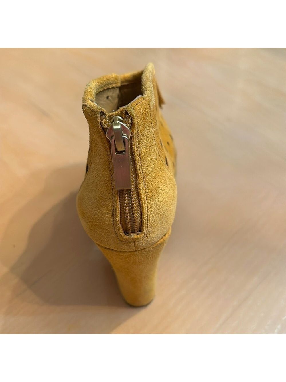 Jessica Simpson Gold Suede Fringed Peep-Toe Ankle Boots - Size 5.5 - Picture 4 of 8